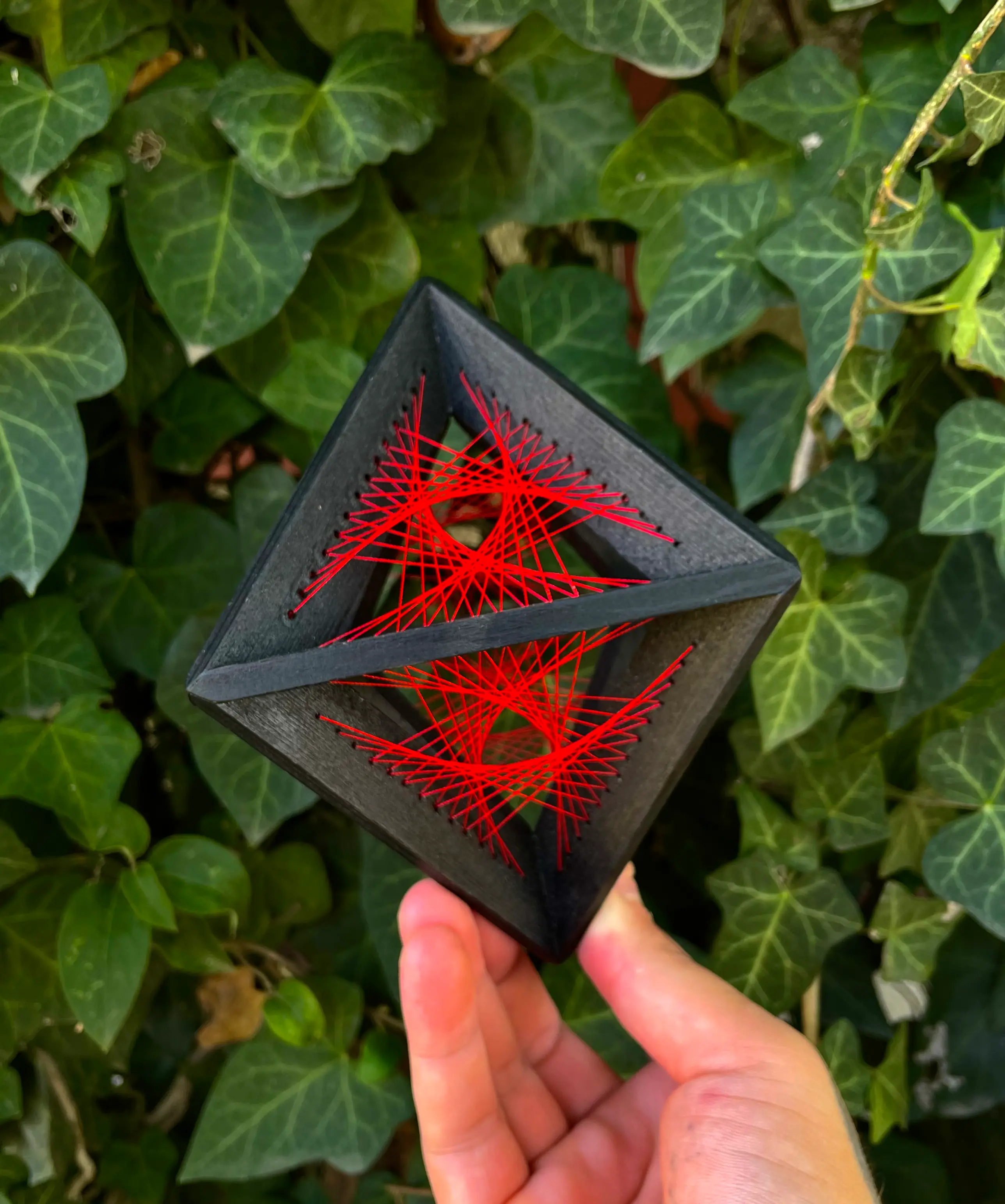 Oktahedron — crveni string art